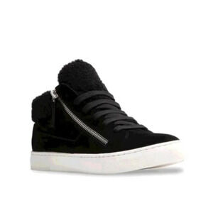 Steve Madden "Kameo" Black Suede Fur Lined Sneaker  Sz: 7M